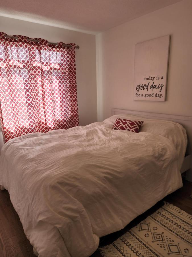 Place You Can Call Home !!! Near Ottawa Airport Екстериор снимка